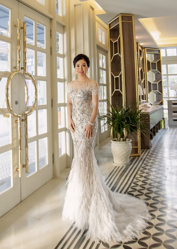 Người đẹp khoe sắc tại Hạ Long với đầm đuôi cá bó sát của nhà thiết kế Lê Thanh Hòa.