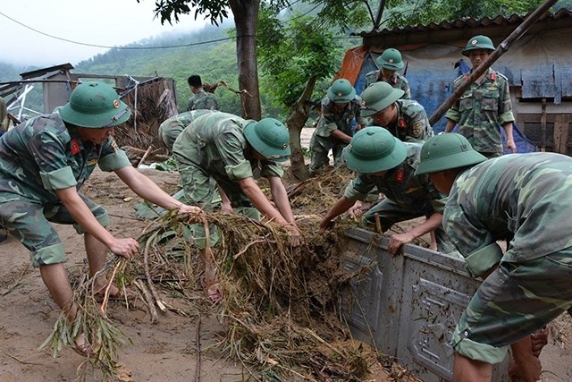 Lực lượng quân đội, dân quân của Yên Bái tham gia khắc phục hậu quả bão lũ. Ảnh: Thanh Sơn