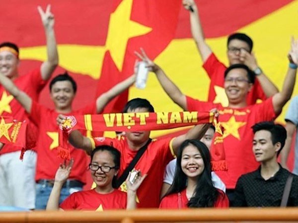 Cổ động viên Việt Nam đổ sang Indonesia cổ vũ đội tuyến bóng đá nam trong trận tứ kết tại Asiad 18.