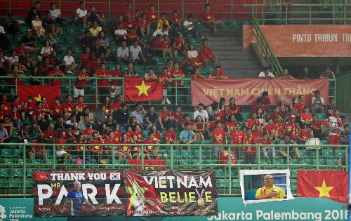 
Cổ động viên Việt Nam trên sân Patriot Candrabhaga, Indonesia ngày 23/8. Ảnh: Đức Đồng
