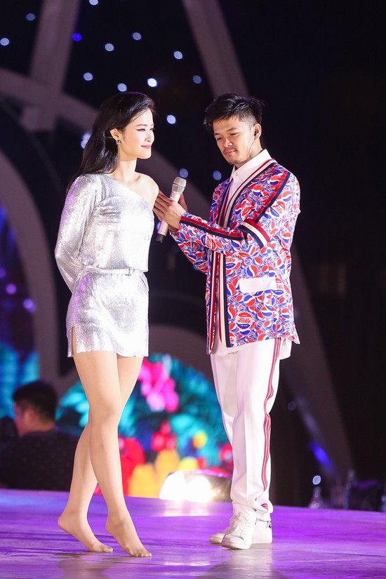 Quán quân Vietnam Idol 2015 cổ vũ cho đồng nghiệp khi cô nhảy nhót trên đôi chân trần.