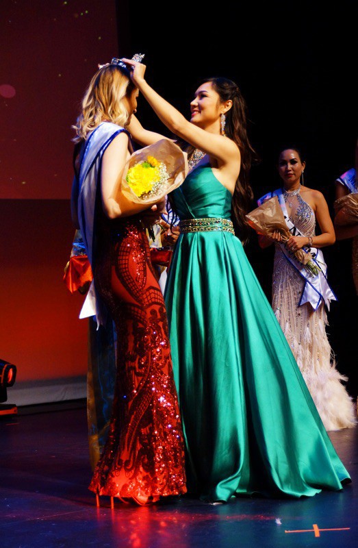 Kavie Trần trao vương miện cho thí sinhtại cuộc thi nhan sắc ở Florida mà cô tham gia.