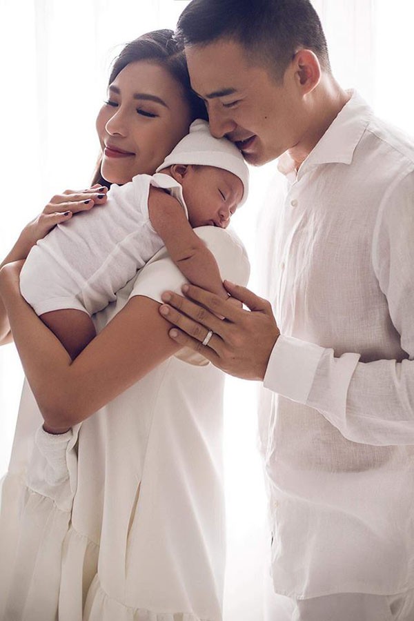 Gia đình  Lương Thế Thành - Thúy Diễm trong bộ ảnh kỷ niệm bé Bảo Bảo được hơn một tháng tuổi.