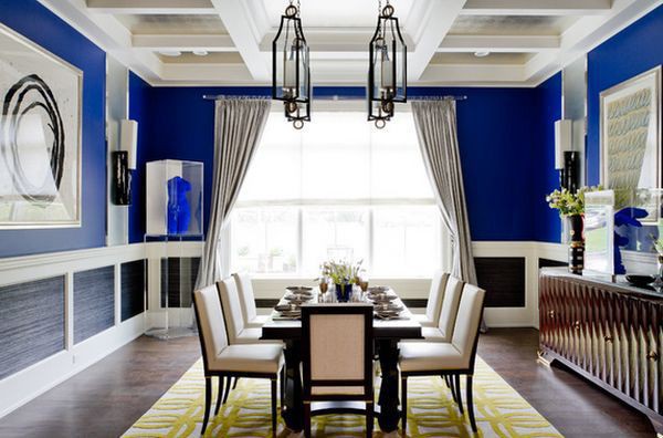 Màu xanh coban thường gợi đến bầu trời xanh thẳm của mùa thu. Bạn có thể mang theo màu sắc này trong toàn bộ căn phòng, như trong phòng ăn trang trọng, có màu sắc trong mọi thứ từ tấm thảm đến ghế và đèn chùm.