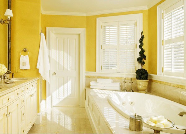 Phòng tắm được bài trí màu vàng dịu nhẹ với hoa văn bắt mắt và đầy cảm hứng nghệ thuật.