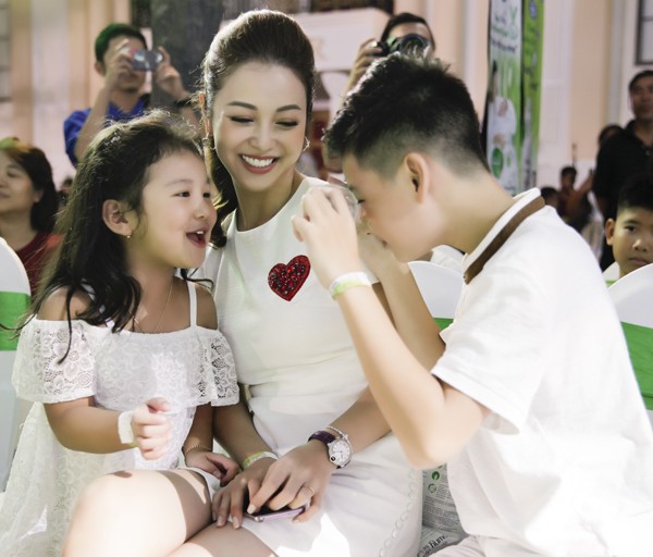 
Hình ảnh hạnh phúc của 3 mẹ con Jennifer Phạm.
