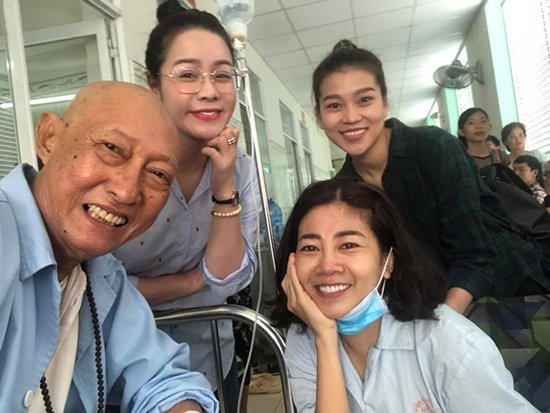 Nghệ sĩ Lê Bình và diễn viên Mai Phương tươi cười lạc quan dù đang mắc bạo bệnh.