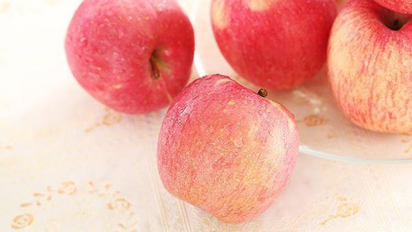 
Bác sĩ khuyên Bân Thành nên bổ các loại hoa quả nhiều vitamin như táo, chuối,...
