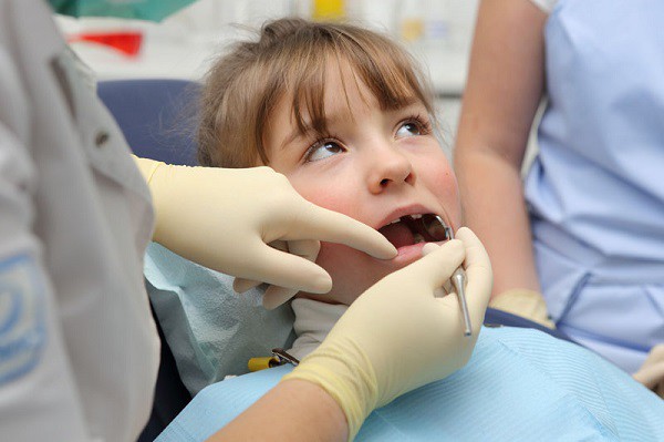 
Trẻ bị mòn răng do nghiến răng.        Ảnh minh họa
