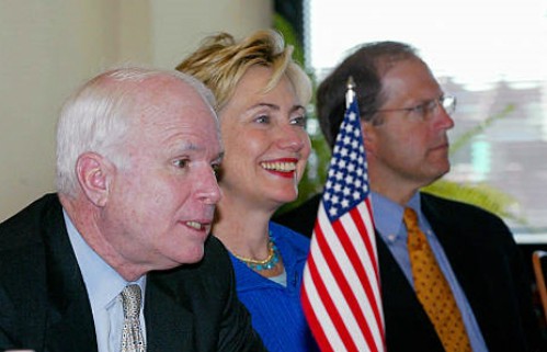 (Từ trái sang) Thượng nghị sĩ Mỹ John McCain, Hillary Clinton và John Sonunu tại Estonia tháng 8/2004.