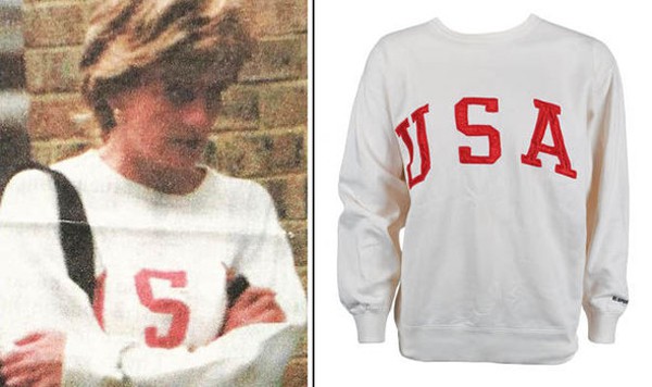 Diana diện chiếc áo in chữ USA của thương hiệu Ralph Lauren vài ngày trước khi qua đời trong tai nạn xe hơi ở Paris, Pháp, tháng 8/1997. Ảnh: RRAuction.