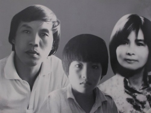 Lưu Quỳnh Thơ (giữa) mất khi mới sáu tuổi. Cậu bé sớm bộc lộ năng khiếu hội họa giống bố.