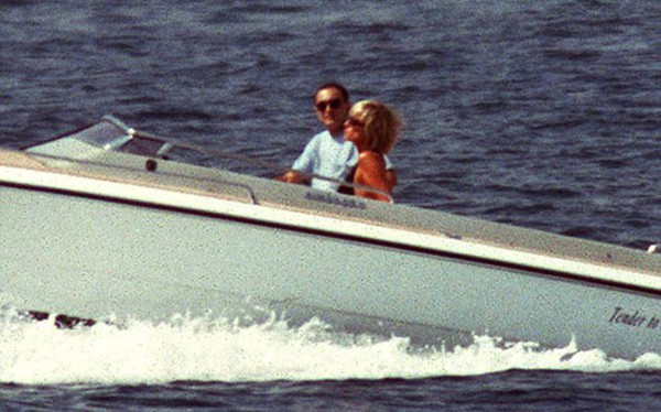Công nương Diana và nhà sản xuất phim Dodi Fayed du ngoạn trên biển Địa Trung Hải tháng 8/1997, vài ngày trước khi gặp tai nạn tại Paris. Ảnh: Reuters.