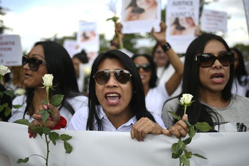 Hàng trăm người đã tuần hành vào cuối tuần qua yêu cầu chính quyền tăng cường bảo vệ cho người bán dâm ở Paris. Ảnh: AFP
