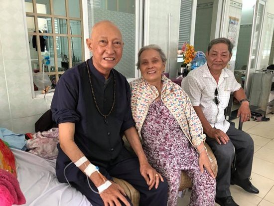 Một người hâm mộ đã hơn 70 tuổi nhưng không quản đường xa vẫn vào thăm nghệ sĩ Lê Bình.
