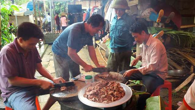 
Gia đình Tiến Dũng mổ nghé khao cả làng
