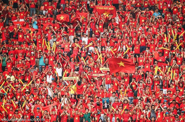 Hình ảnh cổ động viên Việt Nam tại sân vận động Pakansari.