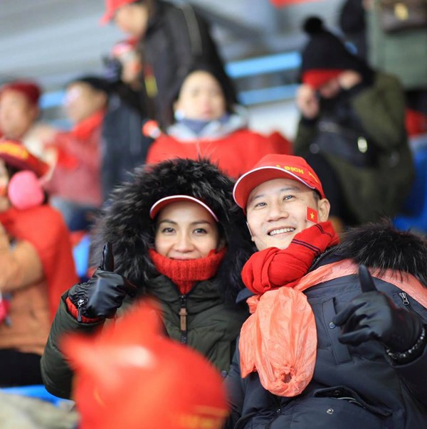 Hoàng Bách và vợ trong trận Chung kết của tuyển U23 tại Thường Châu, Trung Quốc.
