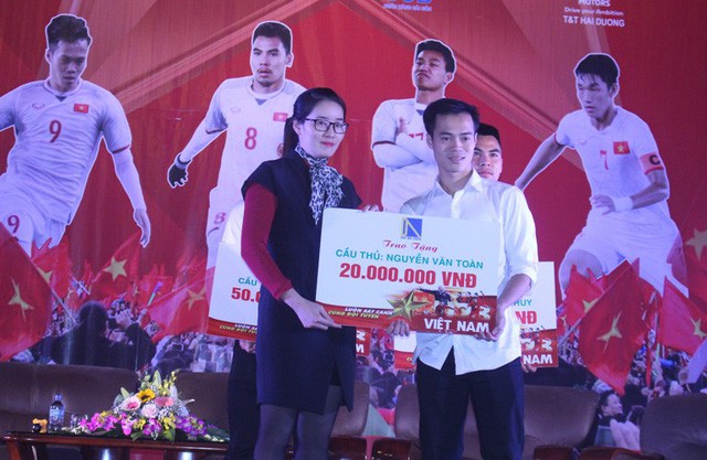 Cầu thủ Văn Toàn trong Lễ vinh danh của UBND tỉnh Hải Dương sau khi cùng đồng đội giành Á quân tại VCK U23 Châu Á được tổ chức đầu năm 2018 tại Trung Quốc. Ảnh: Đ.Tùy