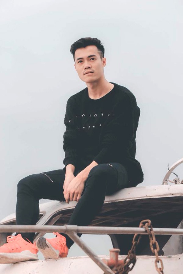 Chàng trai 22 tuổi toát lên vẻ lãng tử trong set đồ đen sành điệu, nhấn nhá giày sneaker bắt mắt.