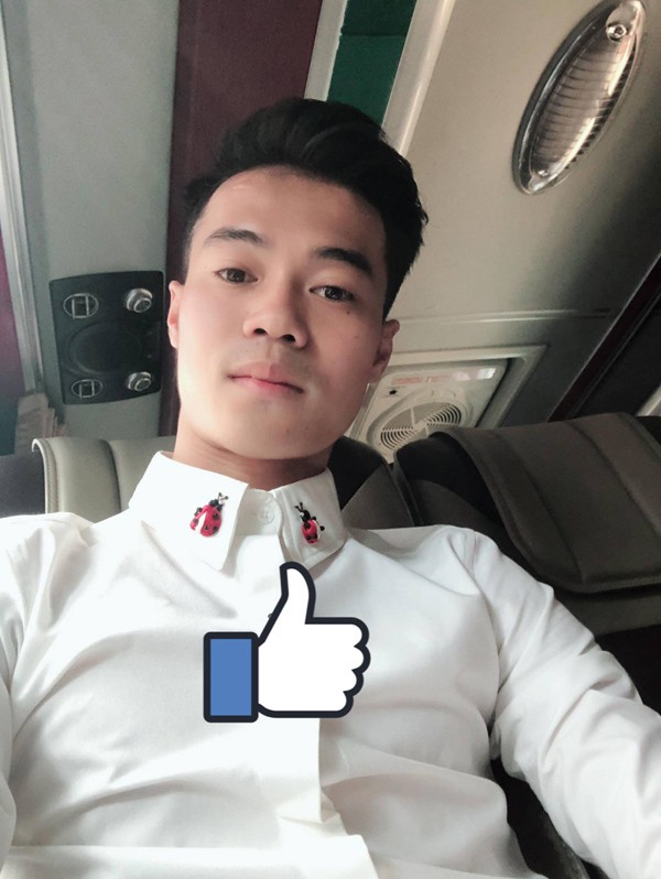 Chỉ cần diện sơ mi trắng mix cùng phụ kiện bọ hung bảnh bao, Văn Toàn đã trở thành soái ca đốn tim biết bao cô gái.