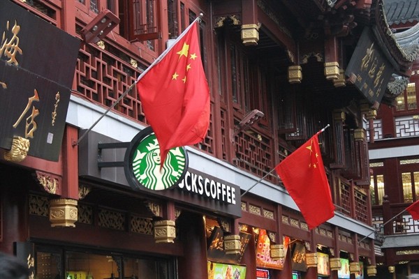 Doanh thu của các chuỗi cửa hiệu đồ ăn nhanh Mỹ tại Trung Quốc đã có chiều hướng chững lại và suy giảm.
 

Từ năm 1999 đến nay, chuỗi cửa hiệu cà phê Starbucks đã mở 3.400 cửa hiệu ở Trung Quốc. Hãng đạt mục tiêu từ nay đến năm 2022 mở mỗi năm 600 cửa hiệu tại Trung Quốc và tăng gấp ba lần doanh thu so với năm 2017.

Tuy nhiên, từ trước khi chiến tranh thương mại bùng nổ, doanh thu của các chuỗi cửa hiệu đồ ăn nhanh Mỹ tại Trung Quốc đã có chiều hướng chững lại và suy giảm. Một nguyên nhân quan trọng là do sự xuất hiện ngày càng nhiều các chuỗi đồ ăn nhanh Trung Quốc.

Theo các chuyên gia, người tiêu dùng Trung Quốc đang có xu hướng lựa chọn các thương hiệu trong nước ngày càng nhiều do sự nổi lên của một làn sóng dân tộc chủ nghĩa.

Niềm tự hào dân tộc gia tăng là một nhân tố quan trọng đối với sự phát triển mạnh mẽ của các thương hiệu Trung Quốc. Năm 2017, các thương hiệu trong nước đóng góp khoảng 90% tăng trưởng doanh thu trên thị trường đồ ăn nhanh Trung Quốc, ông Jason Yu, Giám đốc nghiên cứu thuộc Kantar Worldpanel Greater China, phát biểu.

Trong khi đó, chiến tranh thương mại Trung-Mỹ càng khiến tư tưởng bài Mỹ của người tiêu dùng Trung Quốc gia tăng. Bởi vậy, những thương hiệu Mỹ nổi bật ở Trung Quốc như KFC dễ dàng bị người tiêu dùng Trung Quốc xa lánh một khi họ nổi giận với những chính sách bảo hộ thương mại của Tổng thống Donald Trump.

Trong cuộc chiến thương mại này, Chính phủ Trung Quốc đến nay vẫn rất chừng mực. Họ chỉ trích chính sách của ông Trump chứ không phê phán các công ty Mỹ, ông Shaun nói. Tuy nhiên, trong hai tuần qua, sự giận dữ của Trung Quốc đối với Mỹ đã tăng lên, bởi họ Trung Quốc không chỉ xem đây là một cuộc chiến thương mại nữa mà là một chiến lược kiềm chế - ông Trump muốn lấy đó làm cái cớ để kiềm chế sự đi lên của kinh tế Trung Quốc.

Năm 2017, 90% tăng trưởng doanh thu từ ngành dịch vụ ăn uống tại Trung Quốc là do các thương hiệu địa phương mang lại.

Theo Thái Bình 

Nhịp Cầu Đầu Tư
