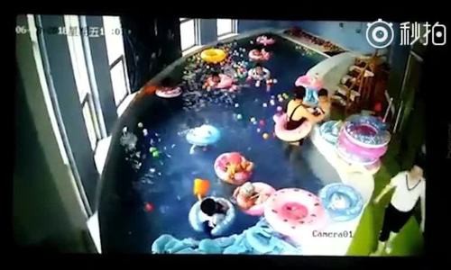 Bé 3 tuổi đuối nước 2 phút vì phao lật trong giờ học bơi ở trường mầm non.