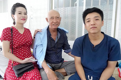 Con gái - Lê Khả Hân (trái) và con trai nuôi (phải) thay nhau chăm sóc nghệ sĩ Lê Bình trong bệnh viện Quân y 175 TP HCM. Ảnh: Huỳnh Đức