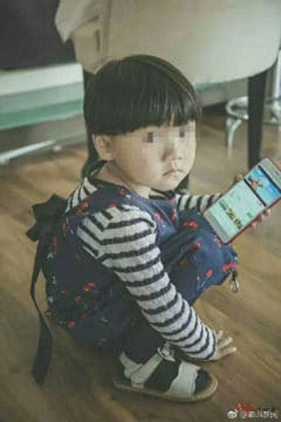 Bức ảnh cô bé được chia sẻ trên mạng xã hội Trung Quốc sau khi em bị mất tích. Ảnh: Sina.
