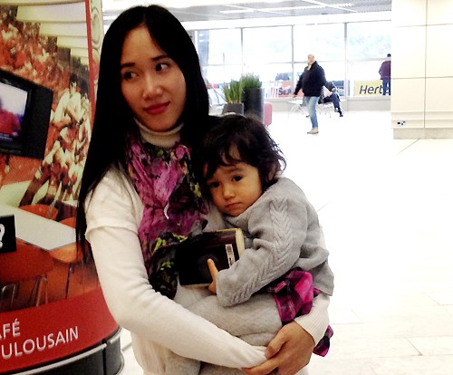 
Chị Huyền được gặp con gái khi sang Pháp kiện đòi con năm 2016. Ảnh: NVCC.
