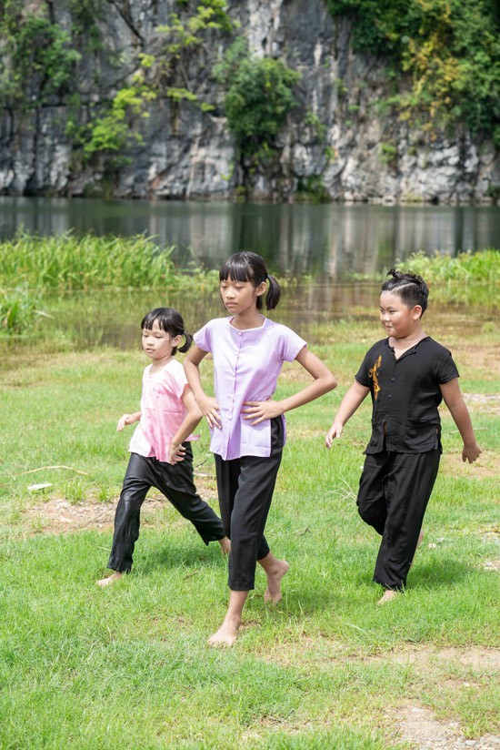 Trong MV còn có sự xuất hiện đặc biệt của hai con gái và cậu con trai nuôi của vợ chồng Hoa Trần - NSƯT Việt Hoàn. Các nhóc tỳ diễn xuất trong phân đoạn đám trẻ nô đùa và bắt nạt nhau.