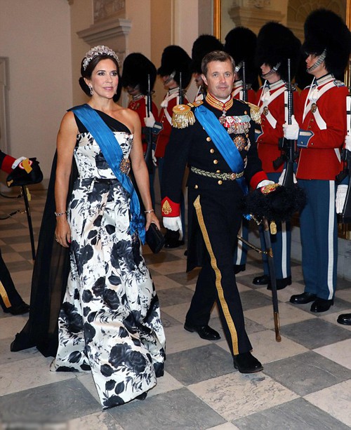 Thái tử Đan Mạch Frederik (50 tuổi) và vợ, Công nương Mary (46 tuổi), cũng có mặt trong buổi tiệc. Công nương Mary là người gốc Australia. Bà được khen ngợi cả về nhan sắc lẫn gout thời trang và từng nhiều lần được so sánh với Công nương Kate của Hoàng gia Anh.