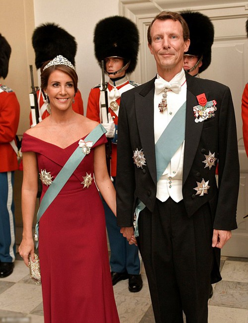 Hoàng tử Joachim (49 tuổi), em trai Thái tử Frederik, và vợ, Marie (43 tuổi).