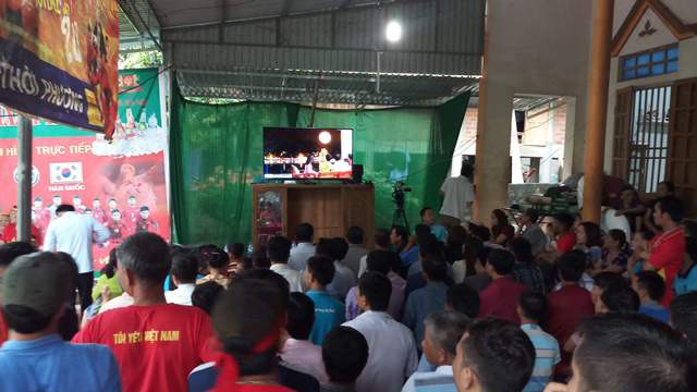 Rất đông người dân tập trung cổ vũ cho đội tuyển U23 Việt Nam tại nhà Tiến Dũng