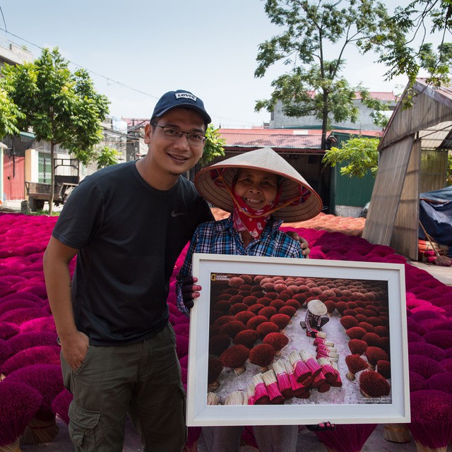 
Trần Tuấn Việt chụp ảnh chung với người phụ nữ làm hương. Ảnh: Ngọc Mai
