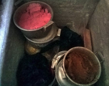 
Kem tươi đủ các màu sắc sặc sỡ ủ trong tủ lạnh. Ảnh: Lao Động
