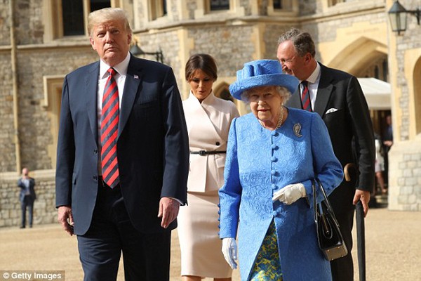 
Hình ảnh Tổng thống Mỹ đến thăm nữ hoàng Anh ngày 13/7.
