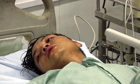 
Bạch Văn S&igrave; đang cấp cứu tại bệnh viện. Ảnh: C&ocirc;ng an nh&acirc;n d&acirc;n.
