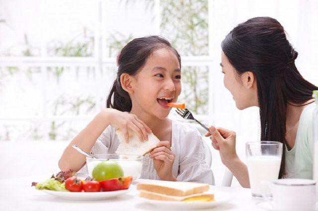 Cha mẹ nuôi dưỡng thói quen sống tích cực cho trẻ. (Ảnh minh họa)