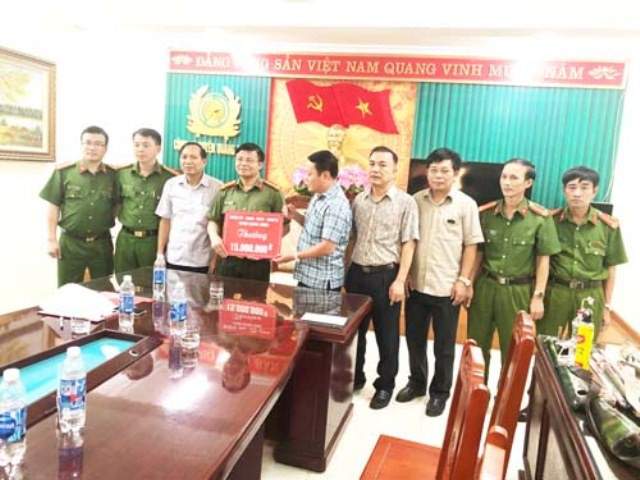 Ghi nhận chiến công, Huyện ủy, UBND huyện Quảng Xương đã thưởng nóng công an huyện 15 triệu đồng