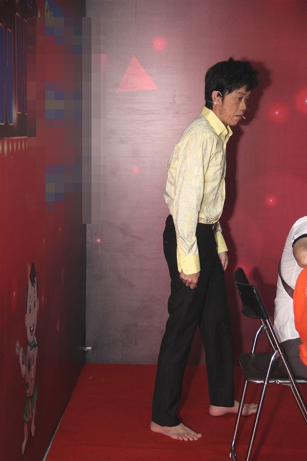 Được biết, đây không phải lần đầu tiên Hoài Linh bị bắt gặp đi chân trần quay gameshow. Là một nghệ sĩ chuyên nghiệp, anh luôn muốn lộ diện với hình ảnh chỉn chu nhất.