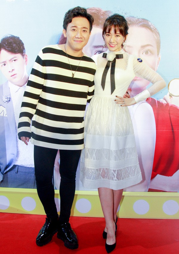 Vợ chồng Trấn Thành - Hari Won mặc ton-sur-ton, quấn quýt không rời tại buổi ra mắt phim.