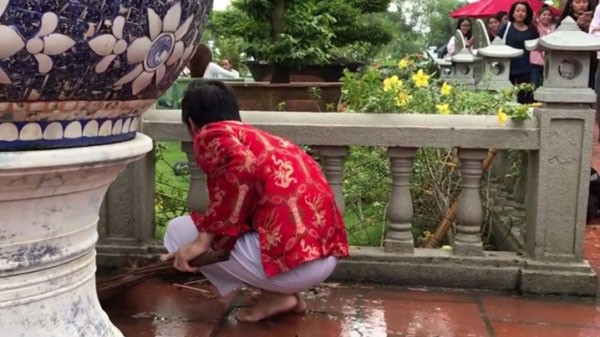 Hình ảnh Hoài Linh đi chân trần dọn dẹp khuôn viên nhà thờ Tổ nghề.