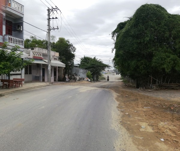 
Để có được đoạn đường nội thị dài gần 1,9Km, tỉnh Quảng Nam phải trả cho Công ty Cổ phần Bách Đạt An hơn 100ha đất đối ứng.
