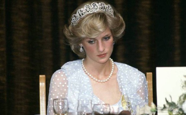 
Công nương Diana có vẻ đẹp ngọt ngào và được nhiều người yêu mến. Nhưng trong cuộc sống hôn nhân, bà lại gặp nhiều nỗi buồn.
