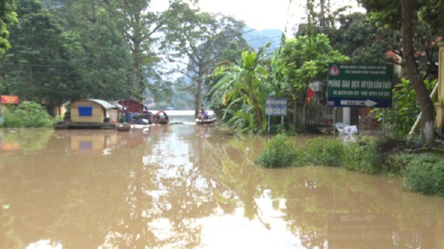 Nước lũ lên nhanh khiến nhiều địa phương tại huyện Cẩm Thủy, Thanh Hóa bị chia cắt