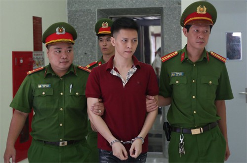 Trần Hoài Nam bị áp giải tòa án quận Cầu Giấy trong sáng 31/8. Ảnh: Phạm Dự