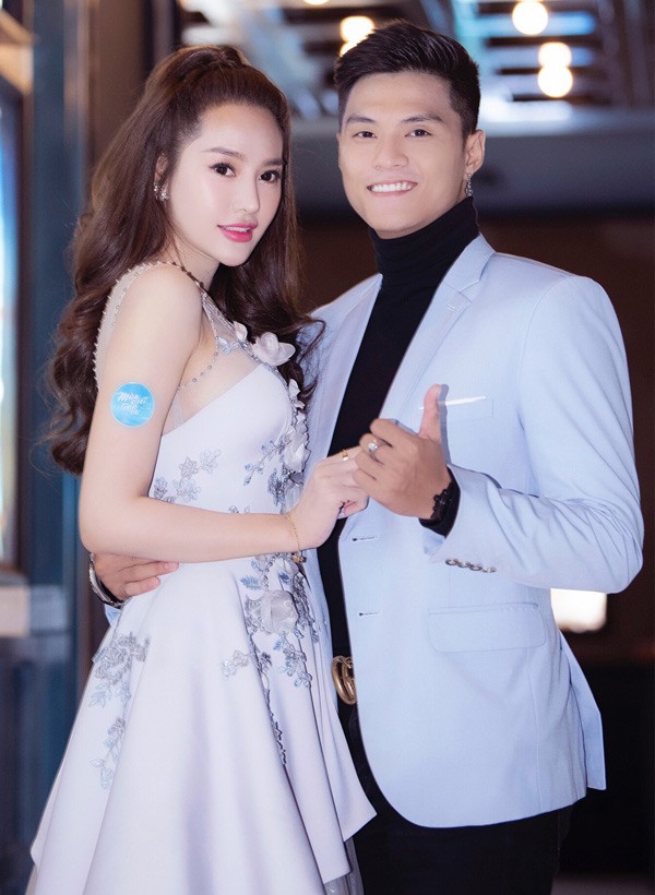 Tối 30/8, Linh Chi diện váy đính hoa 3D của nhà thiết kế Đỗ Long, sánh vai bạn trai Lâm Vinh Hải dự sự kiện điện ảnh tại TP HCM. Nữ diễn viên tiết lộ cô và chàng vũ công đã làm lễ dạm ngõ nhưng chưa cưới.