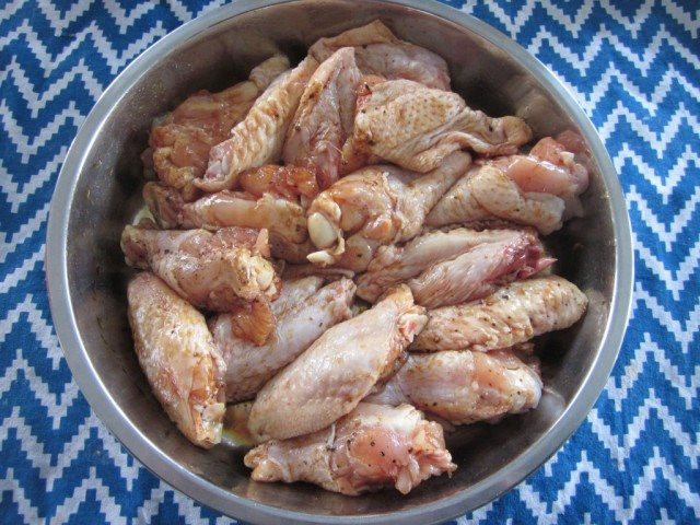 Để học cách làm gà kho coca, bạn cần ướp gà với gia vị trước 1 tiếng cho gà đậm đà.