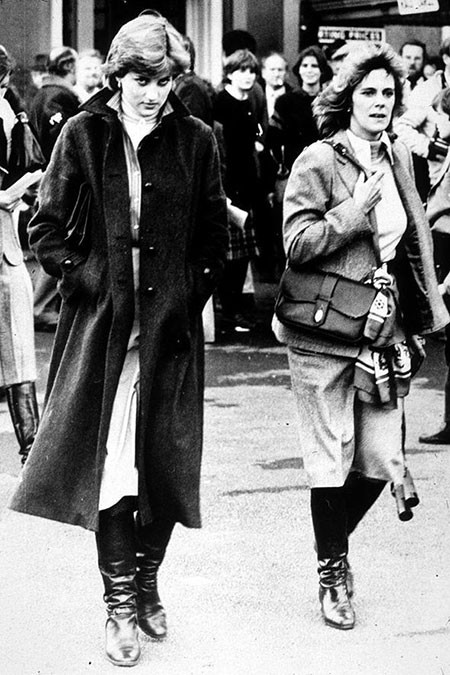 Diana và Camilla trong một lần vô tình trạm chán vào năm 1981. Ảnh: UK Press.